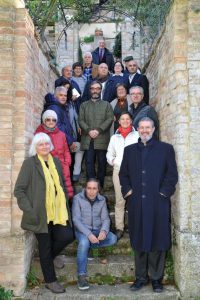 alcuni dei membri del laboratorio dal basso in alto da sinistra a destra: Stefania Acquaticci (coordinatore logistico), Carmelo Celona (ccordinatore scientifico), Elena Accarino (curatore scientifico), Daniela Parisi ( curatore scientifico),Michele Pietropaolo ( bioarchitetto), Valerio Fiorentini (architetto), Anna Daina (psichiastra), Gilberto Rossetti (sociologo), Sabrina LLupacchini (giornalista), Luigi Rossi (esperto di storia patria), Natale Reda (agronomo), Simone Foderà (imprenditore), Olimpia Gobbi (storica), Sabina testa (curatore scientifico),Aldo del Zozzo (ingegnere), Francesco parisi( architetto).